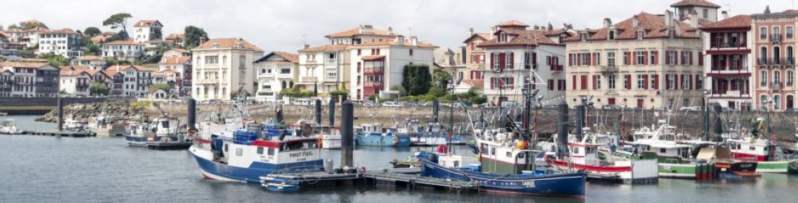 port avec bateau et maison en arriere